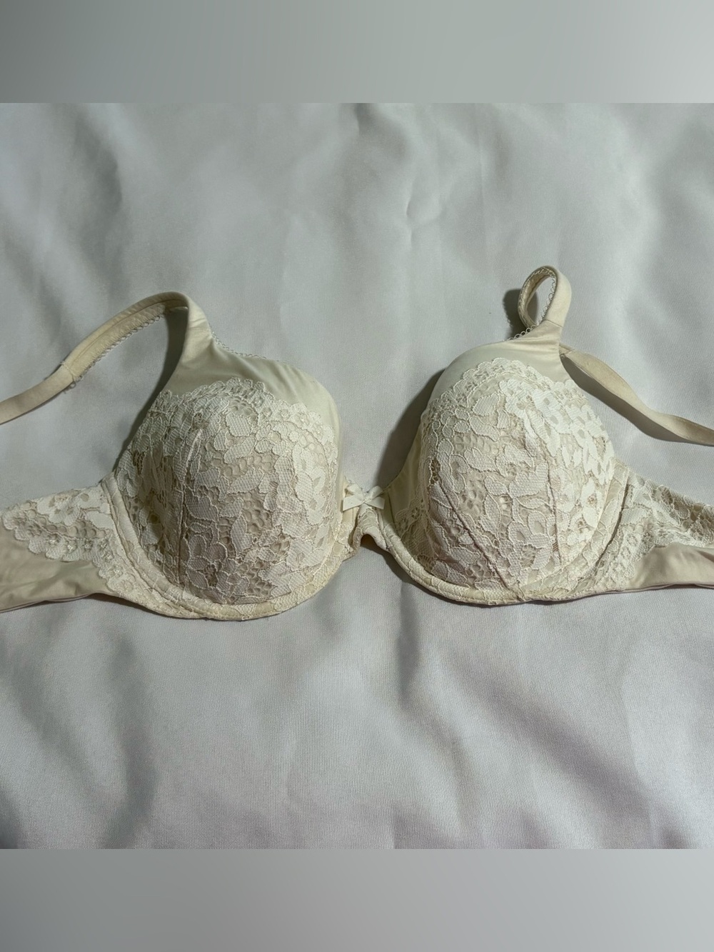 Victoria's Secret Cream Lace Lightly Padded Underwire Bra 36C